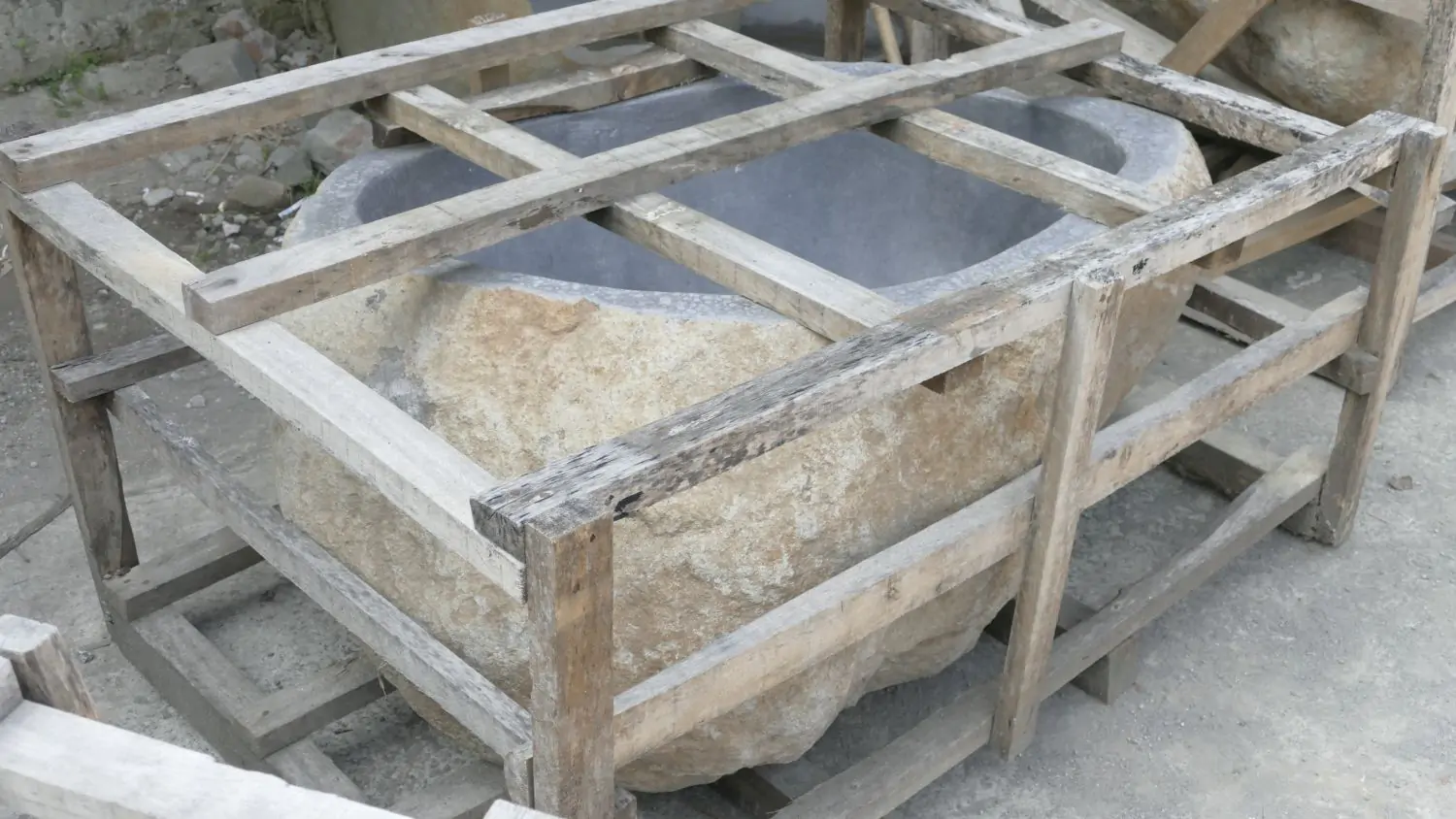  Product image 2 of the product “Basin from Riverstone, Natural surface, polished inside. Length 133 cm, Width 92 cm, Height 53 cm, Depth 36 cm. ”